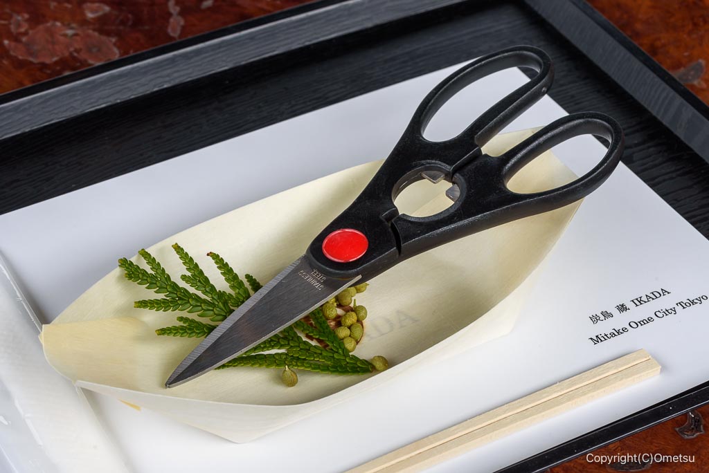 青梅・御岳の「炭鳥 蔵 IKADA」の、ハサミ
