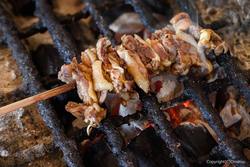 青梅・御岳の「炭鳥 蔵 IKADA」の、親鳥の炭火焼きの調理