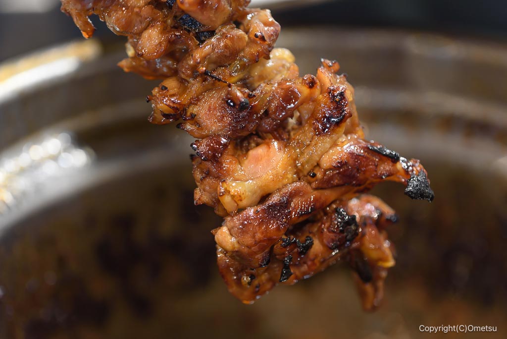青梅・御岳の「炭鳥 蔵 IKADA」の、親鳥の炭火焼きのタレ付け