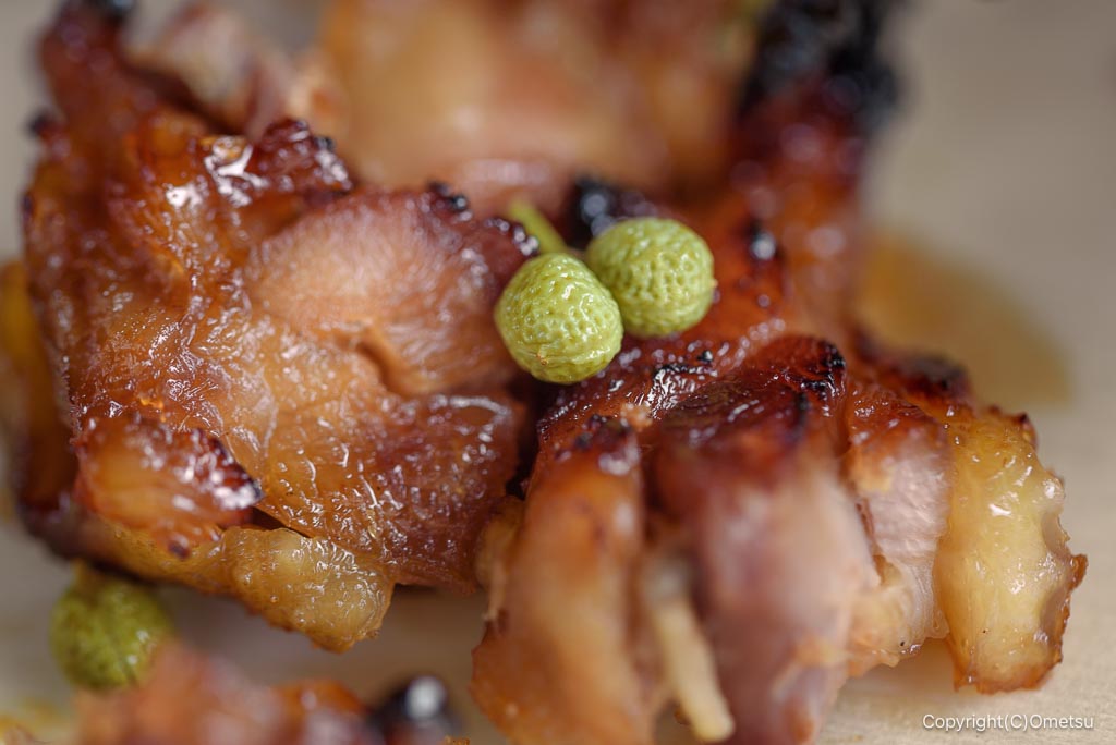 青梅・御岳の「炭鳥 蔵 IKADA」の、親鳥の炭火焼きと山椒