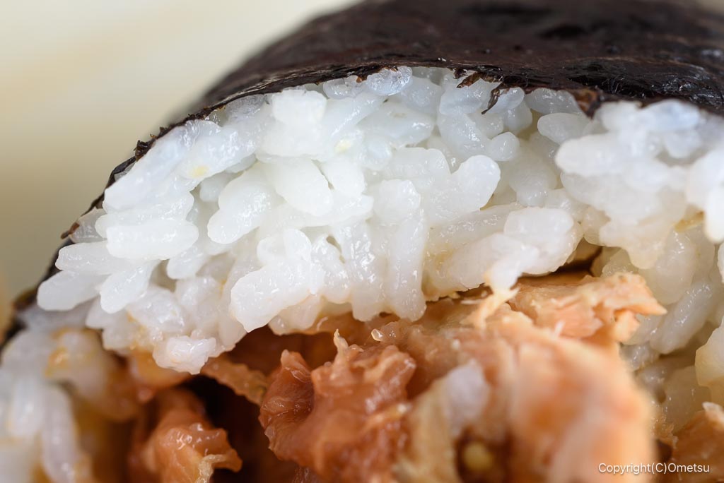 青梅・御岳の「炭鳥 蔵 IKADA」の、ばくだんおにぎりのご飯
