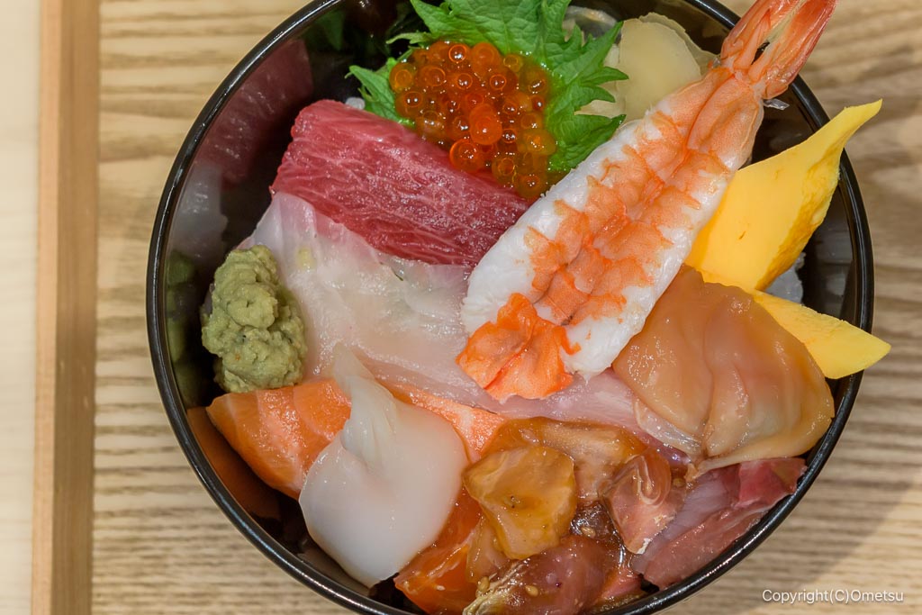 海鮮食堂 とと市場あきる野店の、海鮮丼