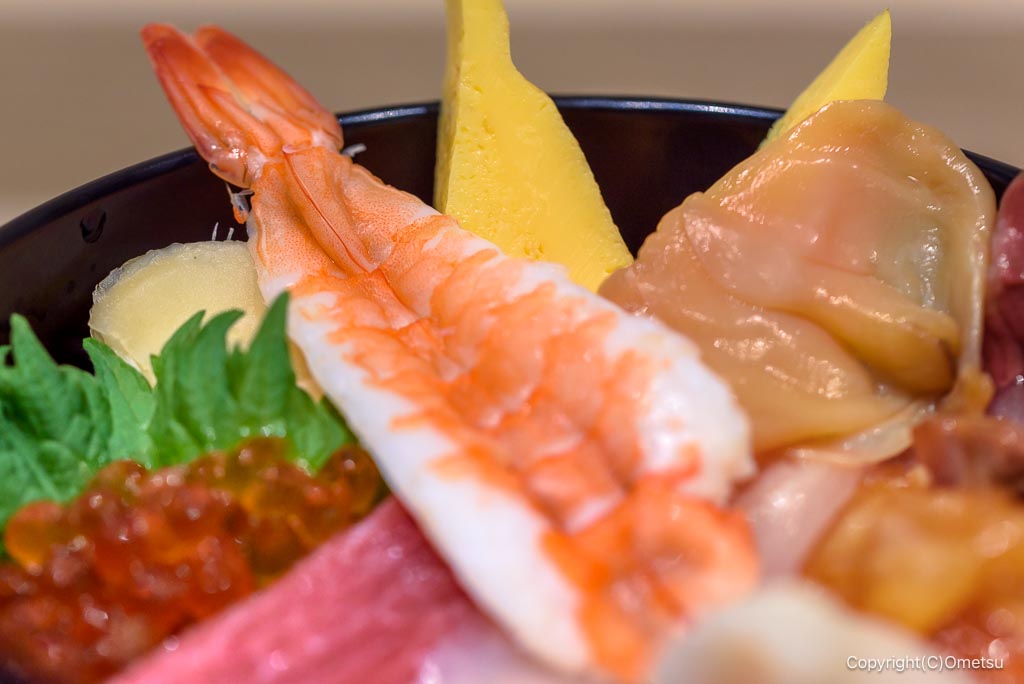 海鮮食堂 とと市場あきる野店の、海鮮丼のエビ