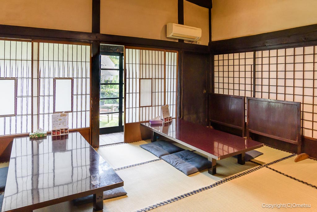 青梅「古民家カフェぽてすと」の店内