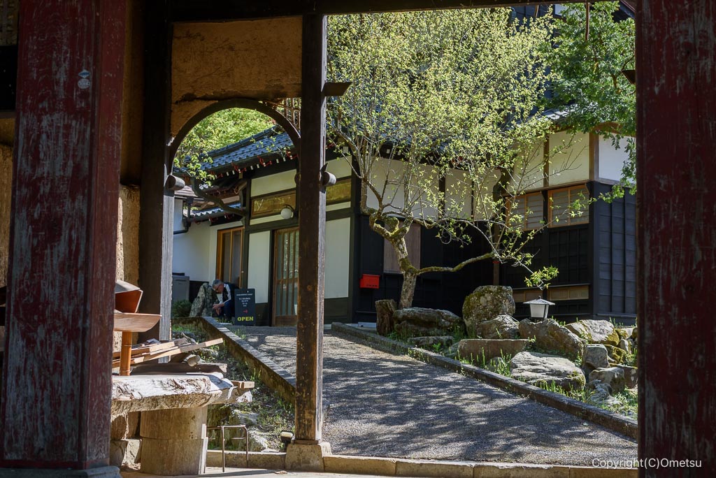 青梅・御岳のMitake Woolshedの門から母屋