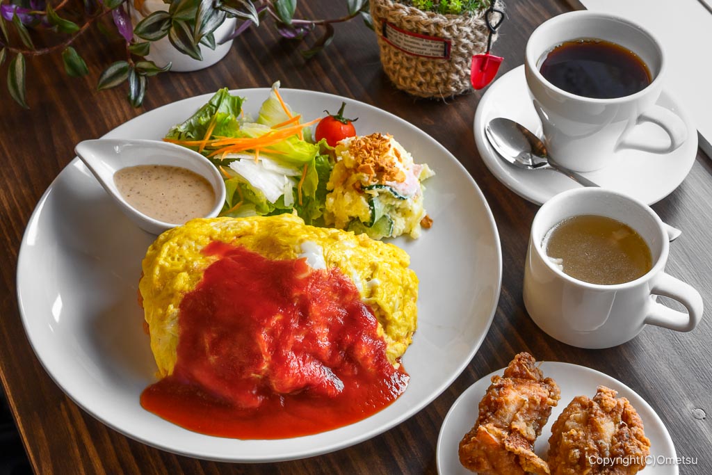 福生・cafe and plants Apr.の、オムライス・プレートとコーヒー