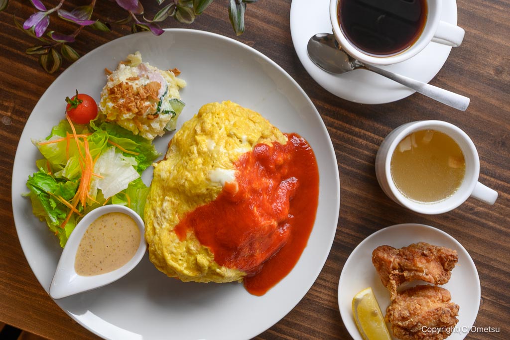 福生・cafe and plants Apr.の、オムライス・プレートとコーヒー
