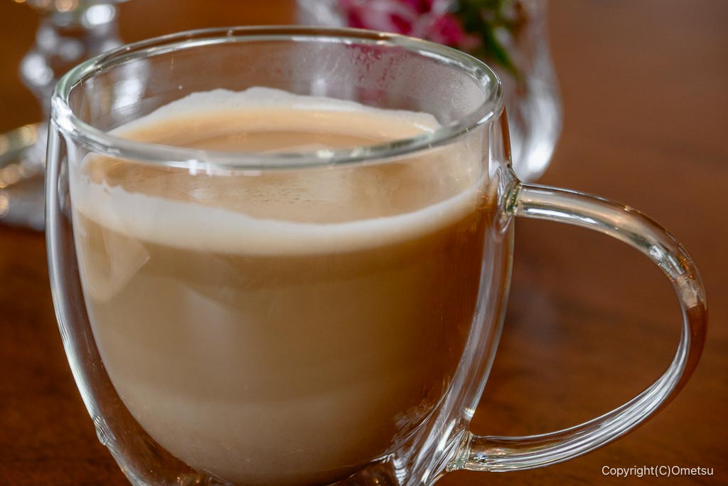 福生・cafe and plants Apr.の、カフェラテ