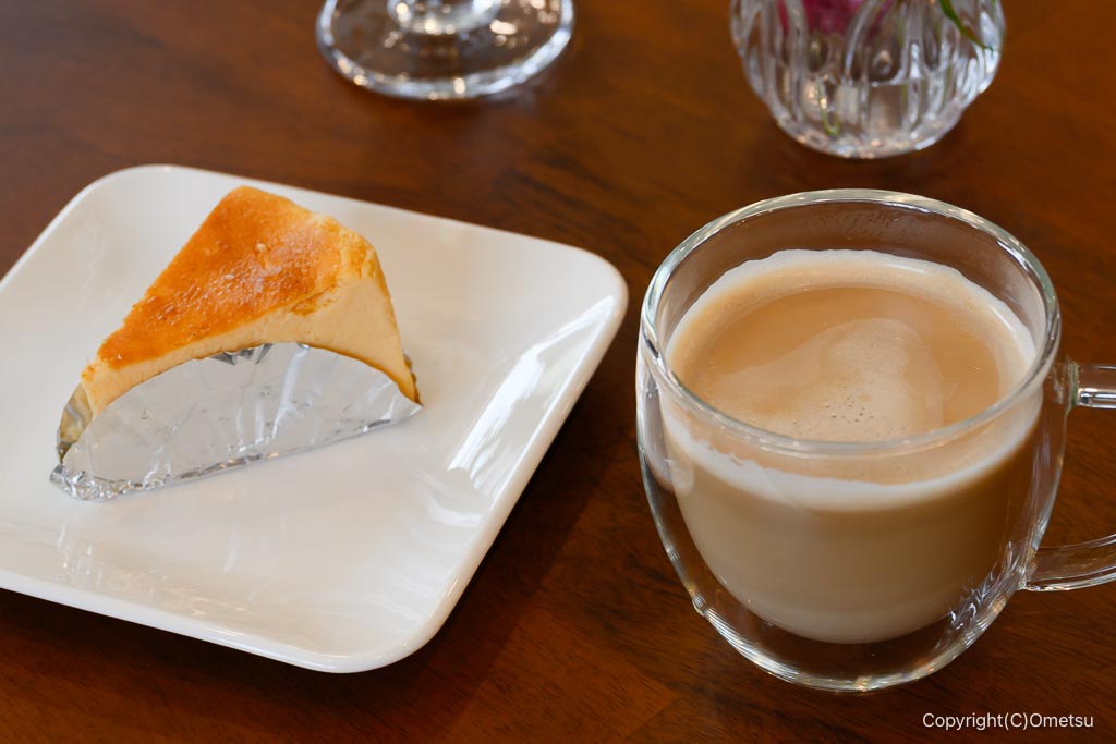福生・cafe and plants Apr.の、バスクチーズケーキと、カフェラテ