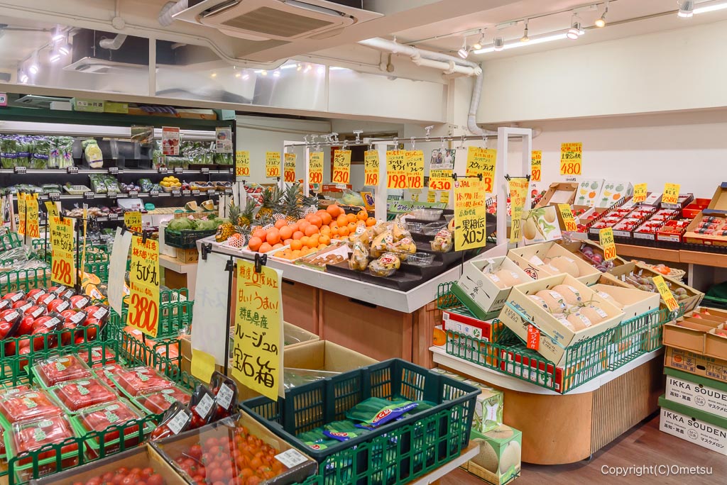 青梅の青果店「やおうめ」の店内