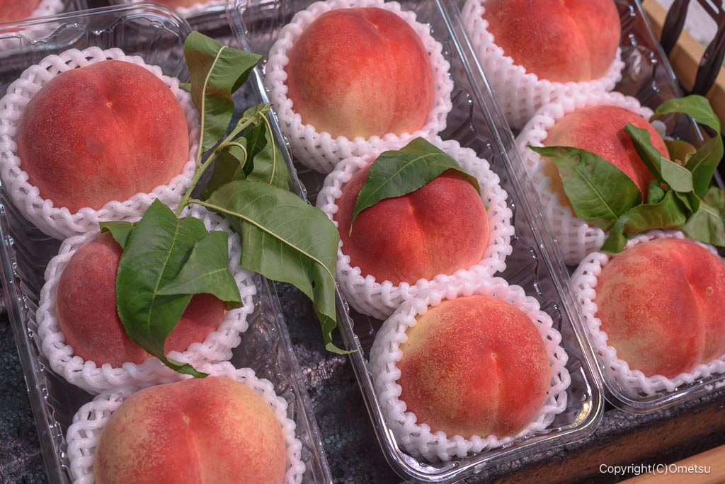 青梅の青果店「やおうめ」の桃