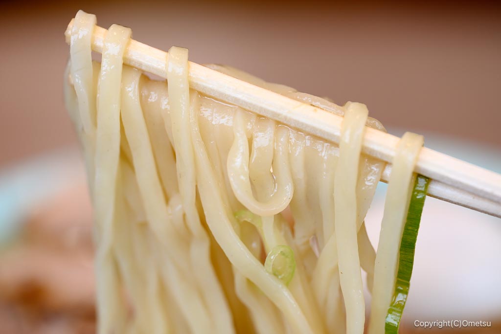 かっちゃんラーメン拝島店の、平打ち麺