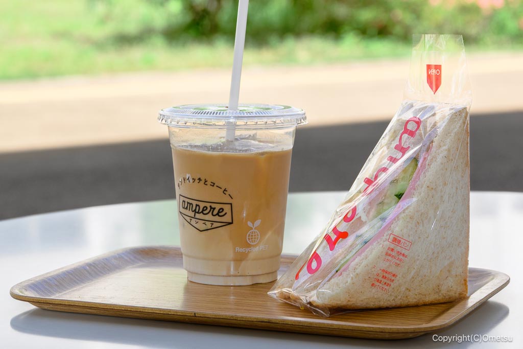 昭島市アキシマエンシスのカフェ、ampereのサンドイッチと、カフェラテ