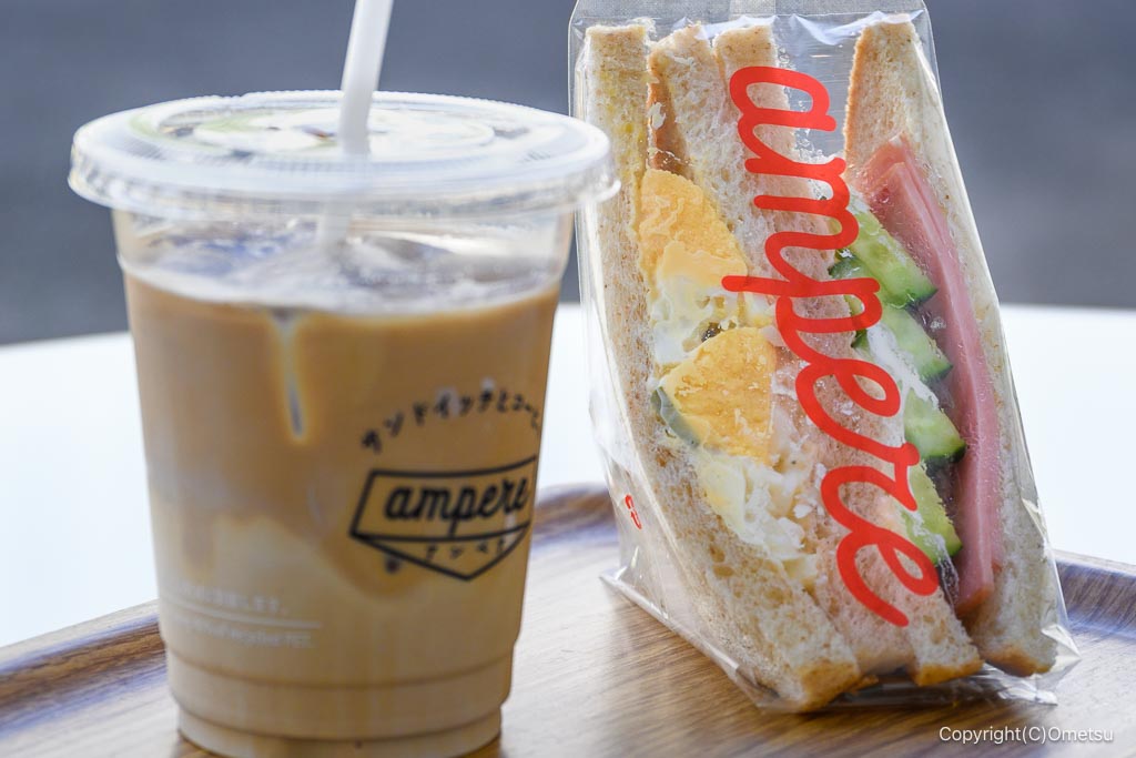 昭島市アキシマエンシスのカフェ、ampereのサンドイッチと、カフェラテ