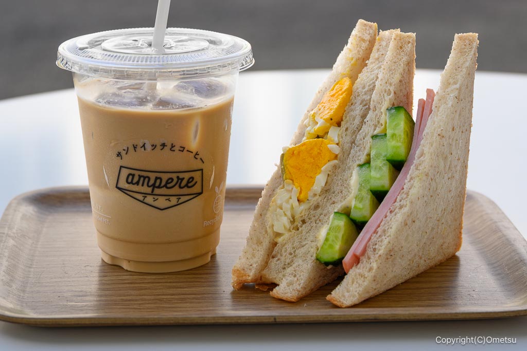昭島市アキシマエンシスのカフェ、ampereのサンドイッチと、カフェラテ