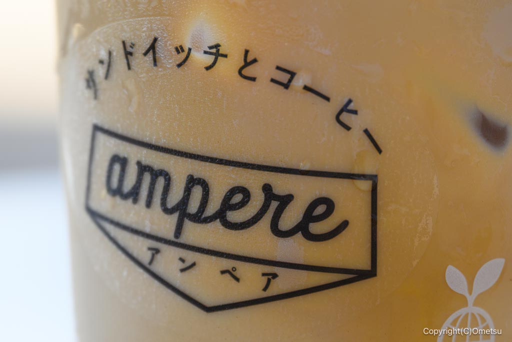 昭島市アキシマエンシスのカフェ、ampereのカフェラテのロゴ