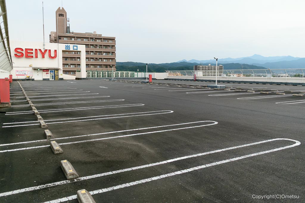 西友河辺店の駐車場