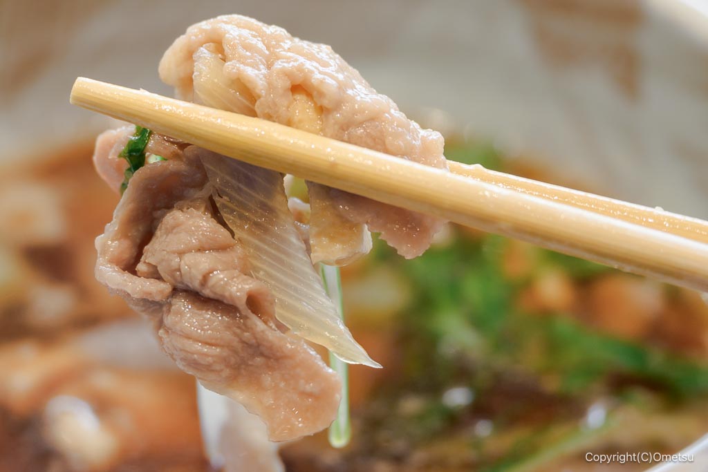 武蔵野うどん小麦晴れ・イオンモール日の出店の肉汁の豚肉