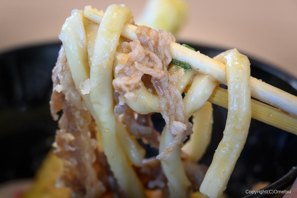 資さんうどんの、うどんと牛肉