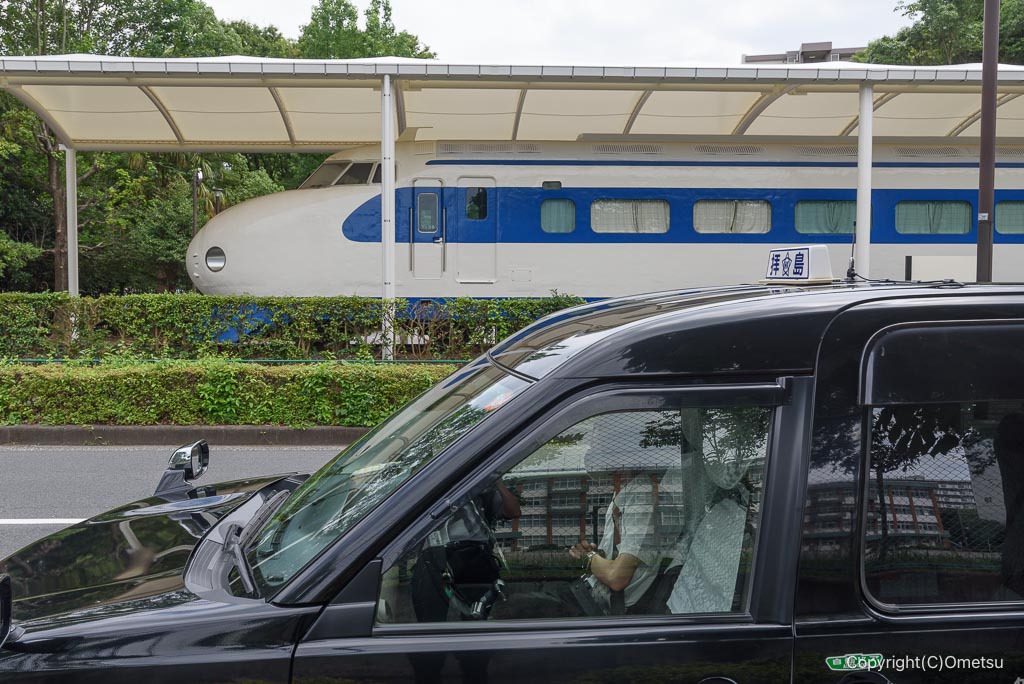 昭島市・つつじヶ丘公園の、0系新幹線と車
