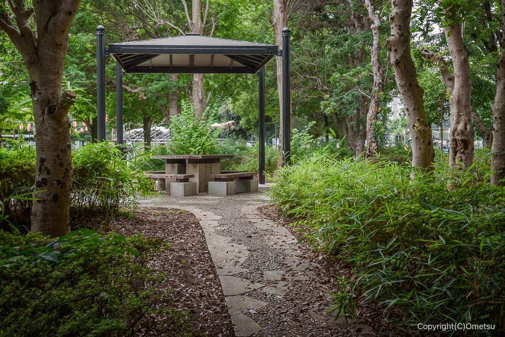 昭島市・つつじヶ丘公園の、東屋
