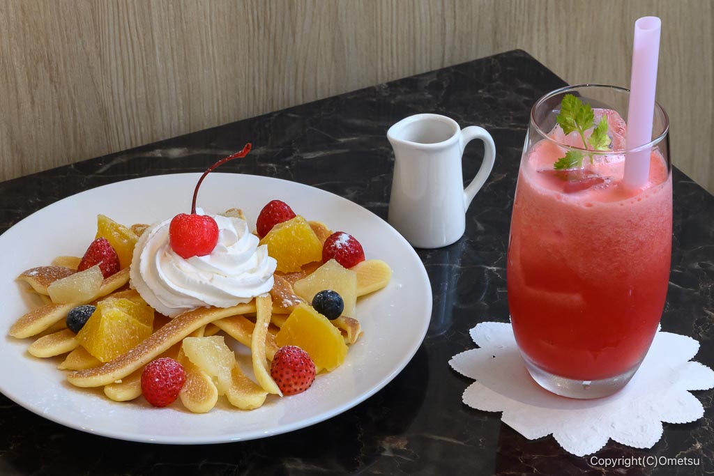 昭島「カフェEnowa」のホットケーキパスタ・フルーツと、スイカのフレッシュジュース