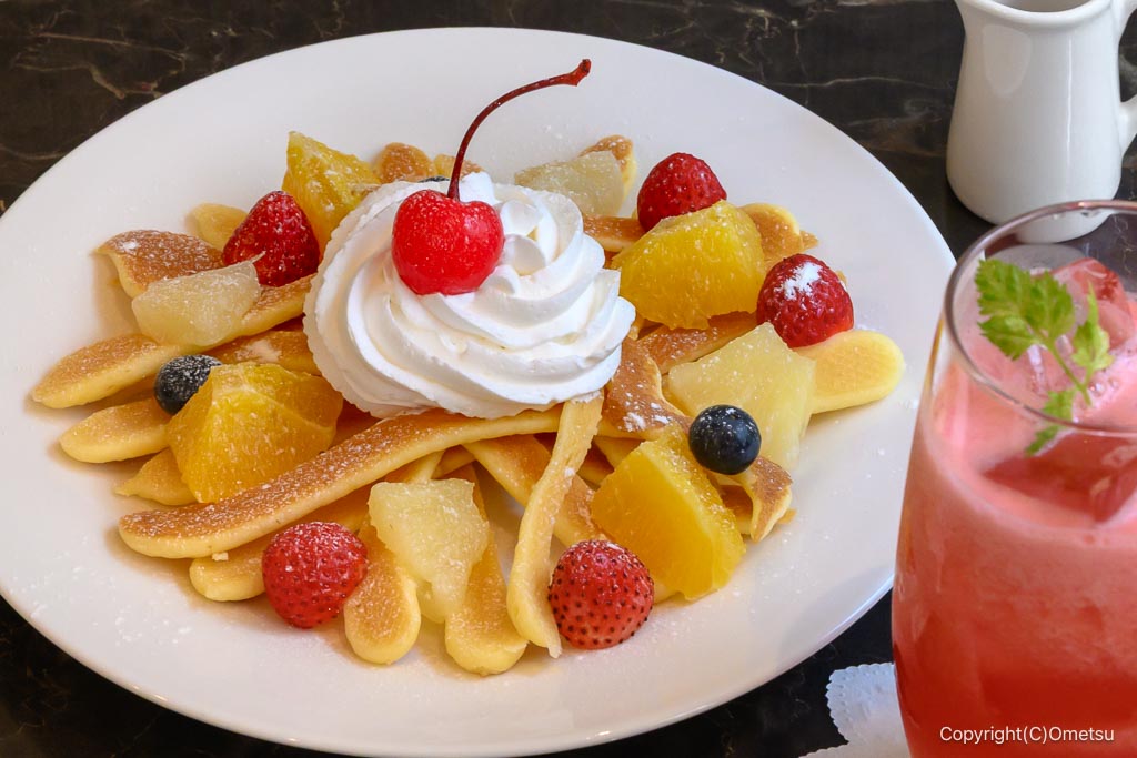 昭島「カフェEnowa」のホットケーキパスタ・フルーツ