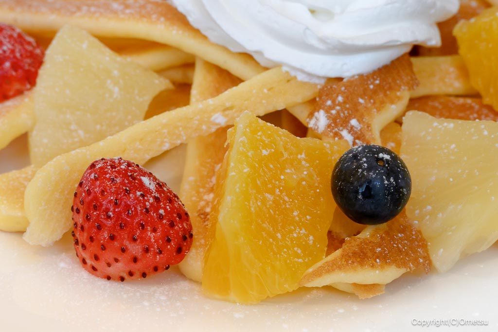 昭島「カフェEnowa」のホットケーキパスタ・フルーツのイチゴ、オレンジ、ブルーベリー
