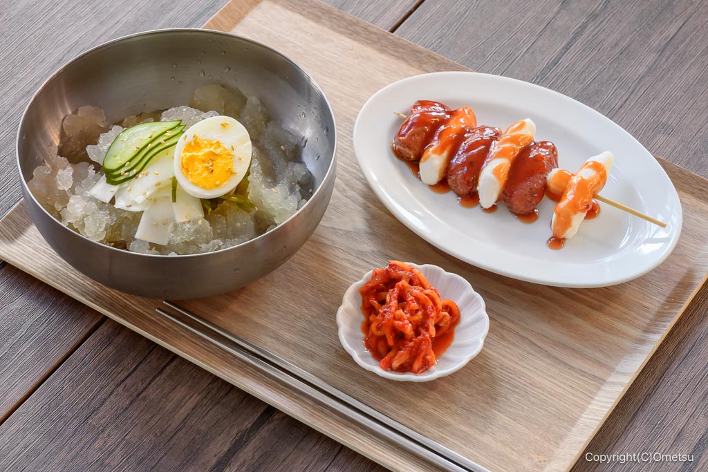 奥多摩フードコート・よんよん食堂の、冷麺と、ソトクソトク