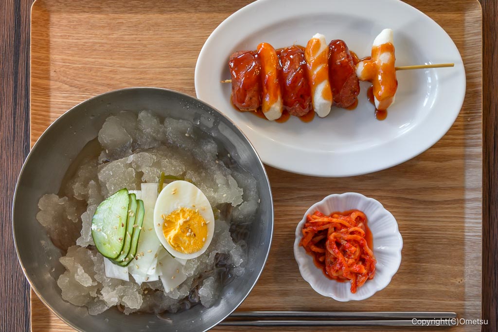 奥多摩フードコート・よんよん食堂の、冷麺と、ソトクソトク