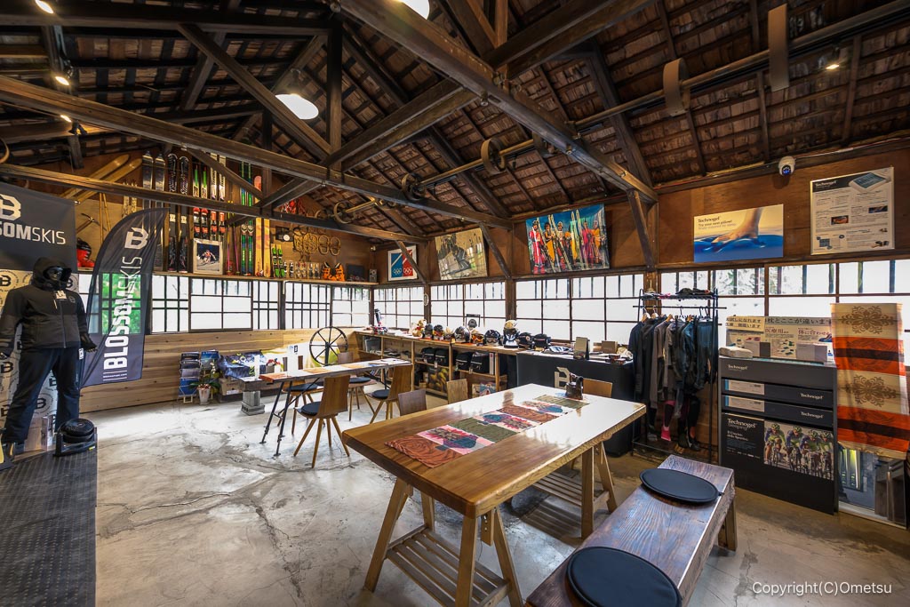 靑梅市・根ヶ布のCafe&Bar BLOSSOMの店内