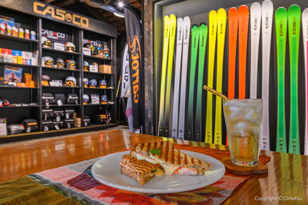 靑梅市・根ヶ布のCafe&Bar BLOSSOMのバニーニと梅ソーダとスキー板