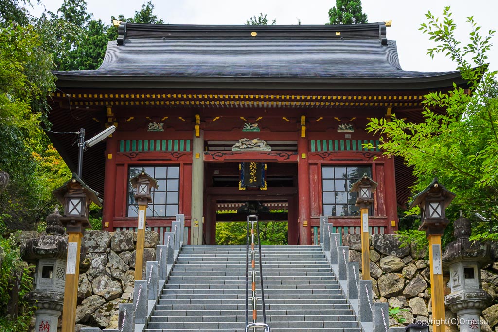 御岳山・武蔵御嶽神社の随神門