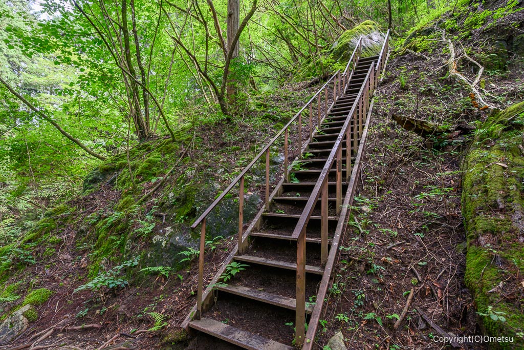 御岳山・七代の滝付近の鉄階段