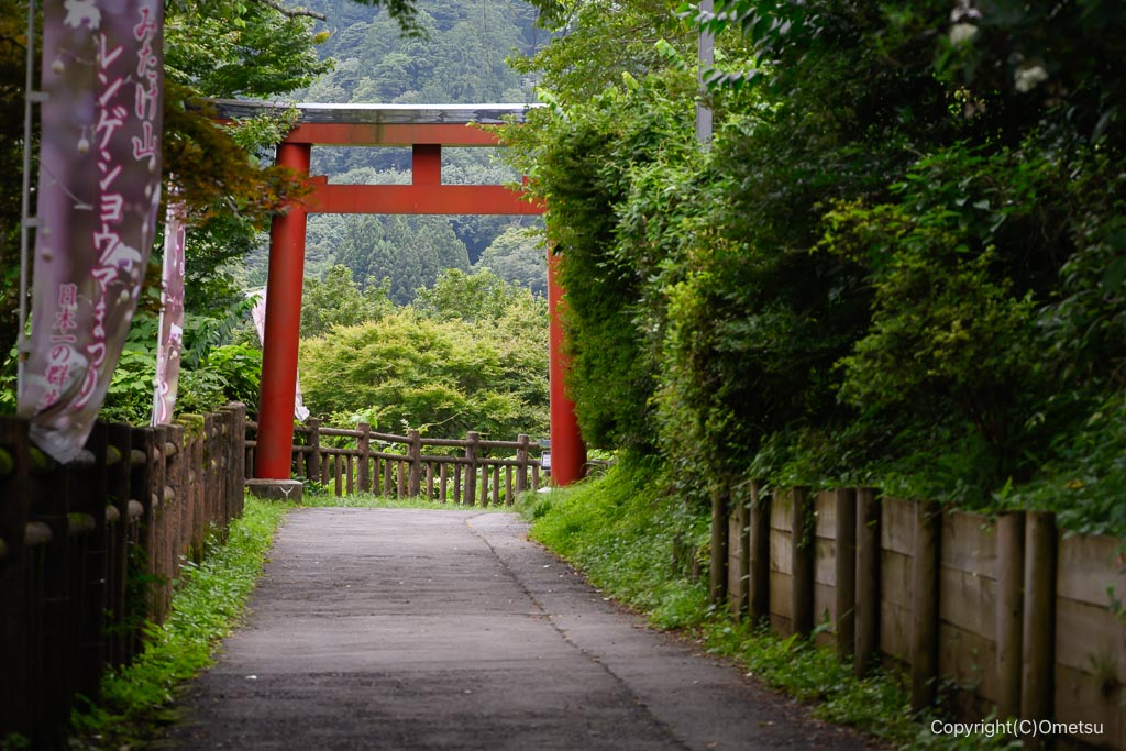 御岳山・武蔵御嶽神社の参道・鳥居