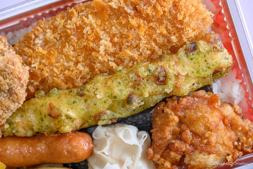 青梅・弁当やふうちゃんの、特のり弁当の白身魚のフライと磯辺揚げ