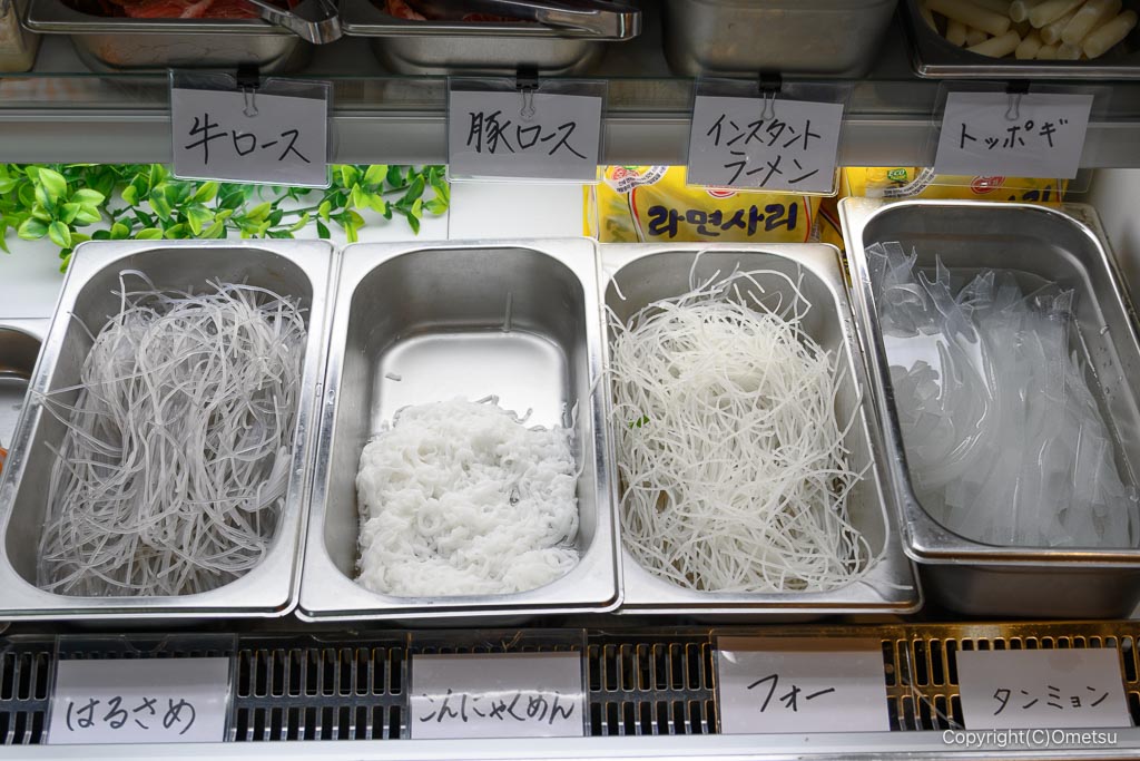 あきる野市の、麻辣湯専門店Veggie Gooの、食材冷凍ケースコーナー