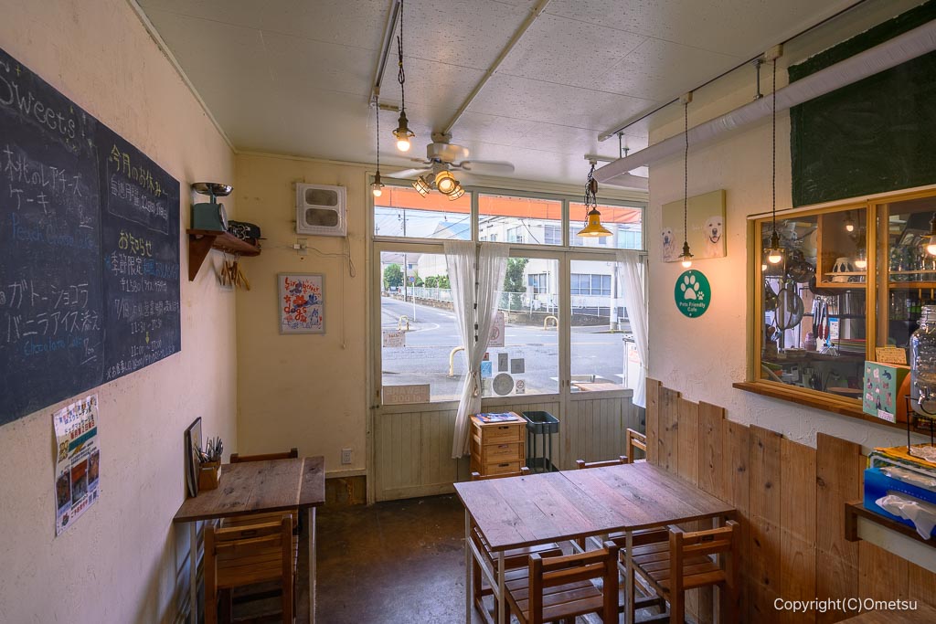 羽村・ペラゾカフェの店内