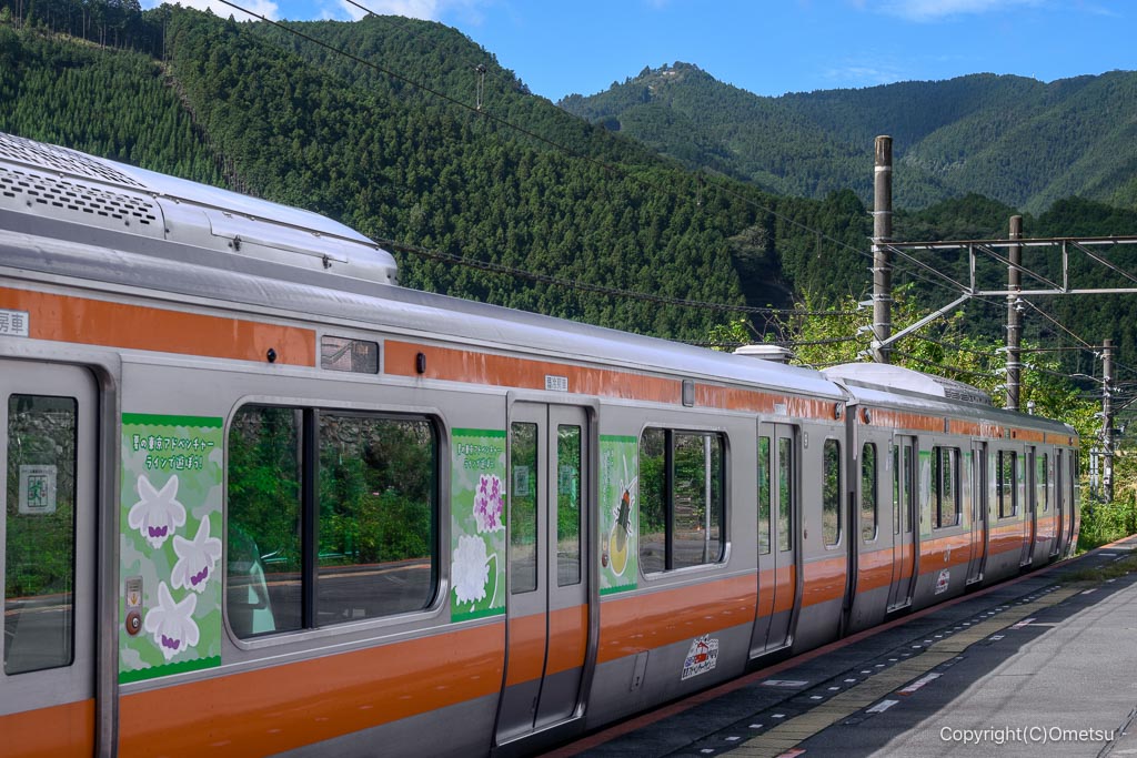 青梅・御嶽駅ホームからの御岳山