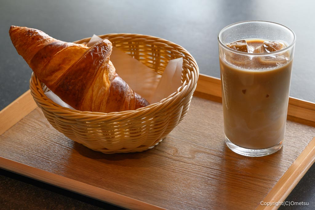 昭和記念公園・オカカフェの、クロワッサンとカフェラテ