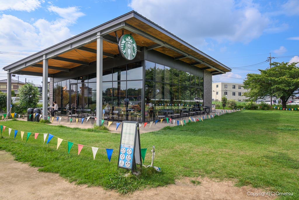 狭山市・スターバックス入間川にこにこテラス店と芝生