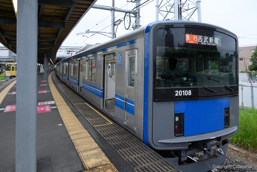 西武拝島駅の列車
