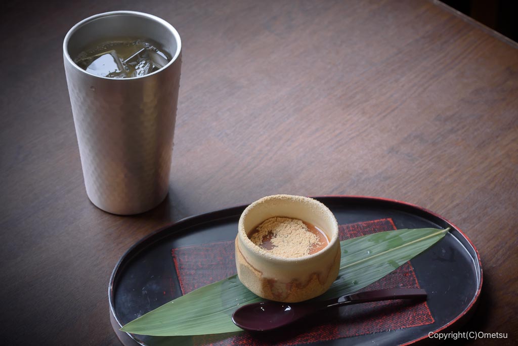 青梅の蕎麦店・八木の、自家製和プリンと梅ジュース
