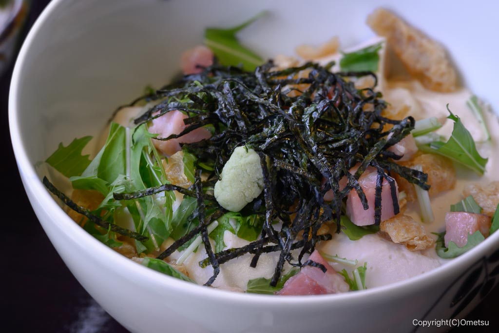青梅「豆らく」の、おぼろ豆腐丼