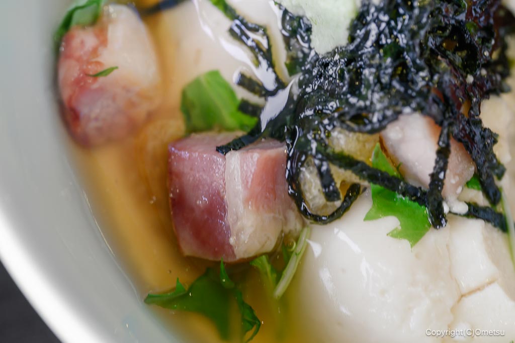 青梅「豆らく」の、おぼろ豆腐膳のベーコン