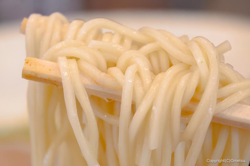「らーめん小川  羽村駅前店」の、麺