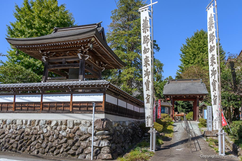 あきる野市・真照寺の参道