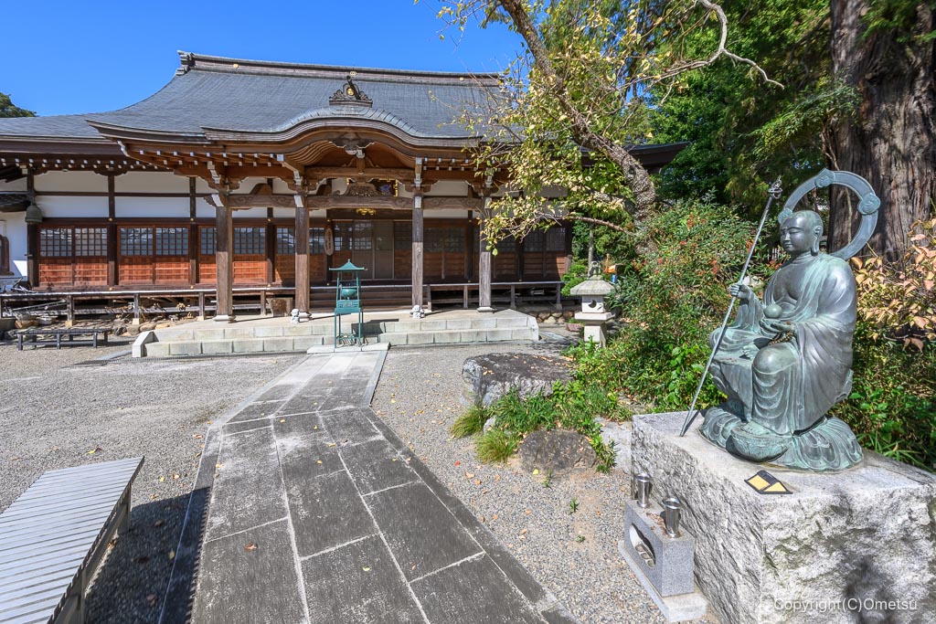 あきる野市・真照寺の境内