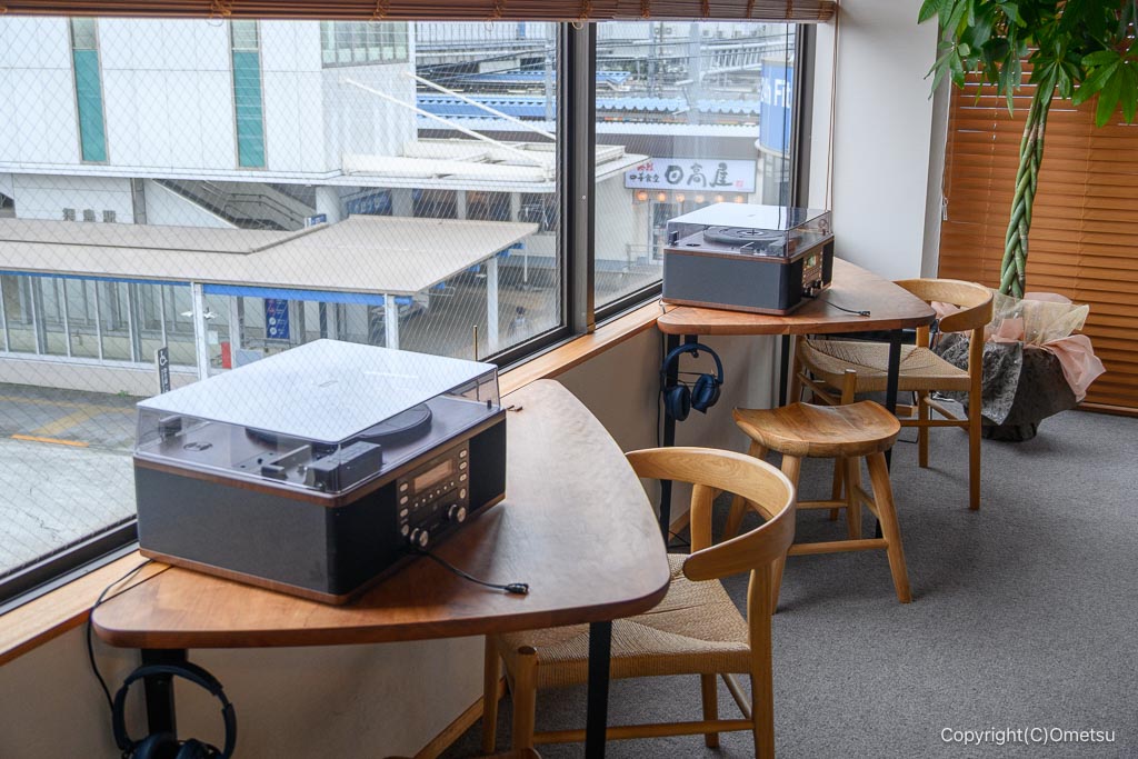 拝島「レコード喫茶ぷらっせ」のヘッドフォンコーナー