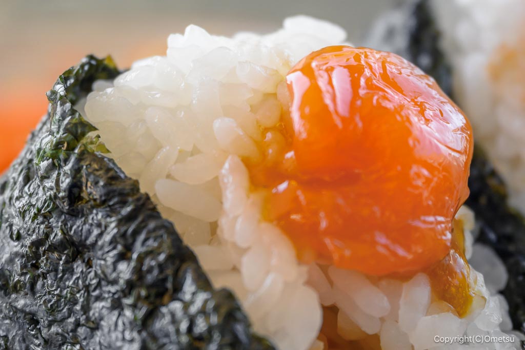 「東京みずほ 街仲食堂 by ジーバーFOOD」の、漬け卵黄おむすび
